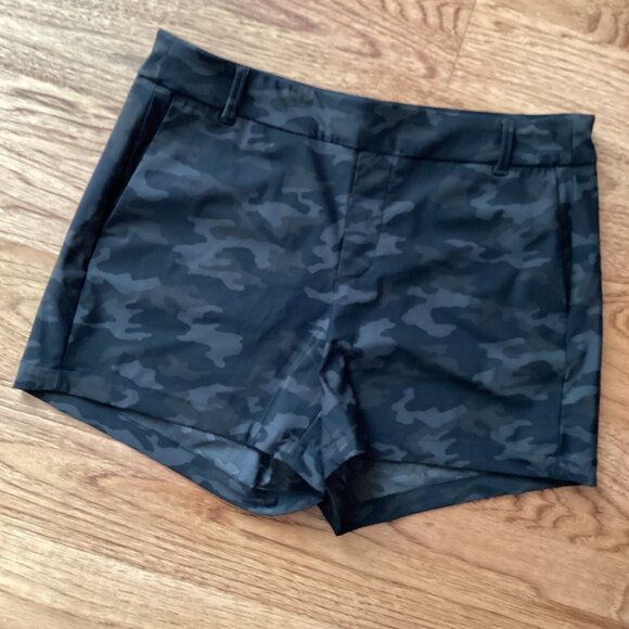 NEW! SPANX Sunshine Shorts 4" Inseam Black Camo Print M ACTIVEWEAR SPORTY CASUAL - Picture 2 of 3